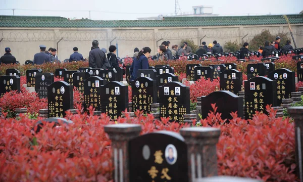 2013年4月4日 中国上海一家公墓 游客在清明节或扫墓日寻找已故亲属的坟墓 — 图库照片