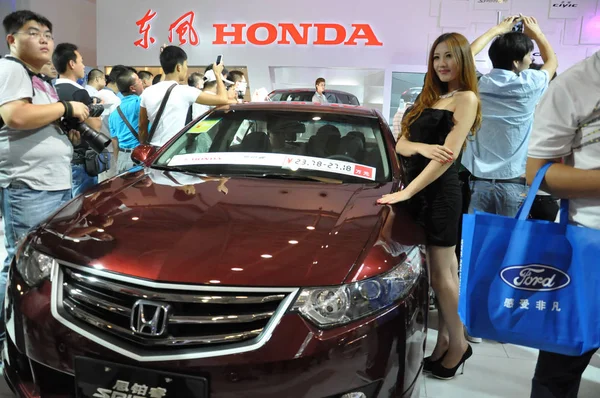 2012年9月14日 在中国东部山东省青岛市举行的车展上 游客们观看了一辆本田 Spirior — 图库照片