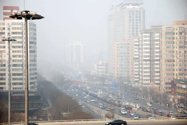 Veículos Viajam Estrada Durante Intensa Poluição Atmosférica Pequim China Janeiro — Fotografia de Stock
