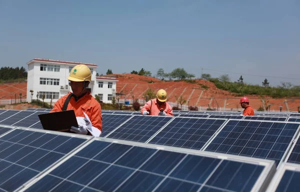 Técnicos Chinos Revisan Prueban Paneles Solares Una Central Fotovoltaica Ciudad — Foto de Stock