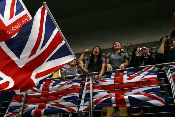 Chińskich Fanów Fali Brytyjskich Flag Wspierać Brytyjski Kierowca Lewis Hamilton — Zdjęcie stockowe