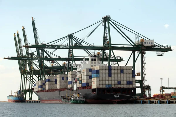 Navio Porta Contentores Está Atracado Porto Tianjin Tianjin China Junho — Fotografia de Stock