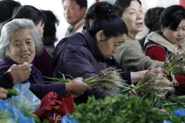 2013年4月9日 中国客户在中国江苏省东部南京市的自由市场购买蔬菜 — 图库照片