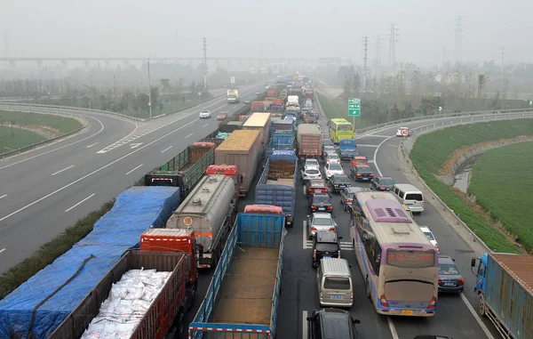 Luchtfoto Van Voertuigen Die Langzaam Een Weg Bewegen Tijdens Een — Stockfoto