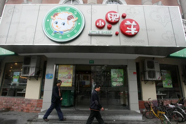 Fußgänger Gehen Einem Zweig Eines Kleinen Schafsrestaurants Shanghai China Mai — Stockfoto
