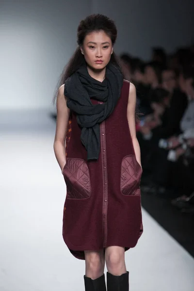 モデルは上海 2013年秋冬ファッション ウィーク 中国で 2013 Zukka グラフのファッションショーに新しい創造を表示します — ストック写真