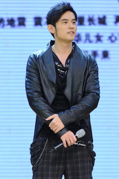 台湾の歌手 周杰倫の俳優の笑顔 イベント中に我々 は一緒に ヤーン 中国での地震の被災者に暖かい願いを送信する北京で開催されます 2013 — ストック写真