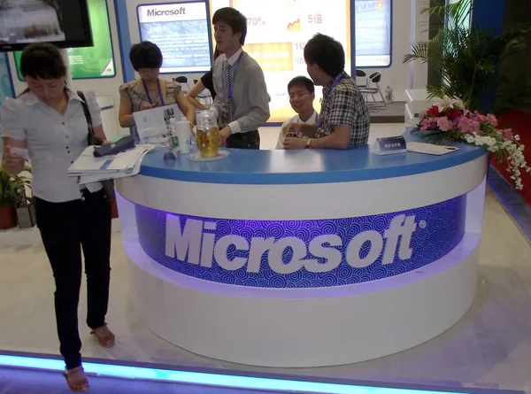 Китайські Працівники Розглядаються Стенді Microsoft Під Час Виставки Нанкіні Східна — стокове фото
