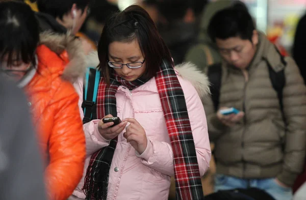 Les Passagers Utilisent Leur Téléphone Portable Dans Une Station Bus — Photo
