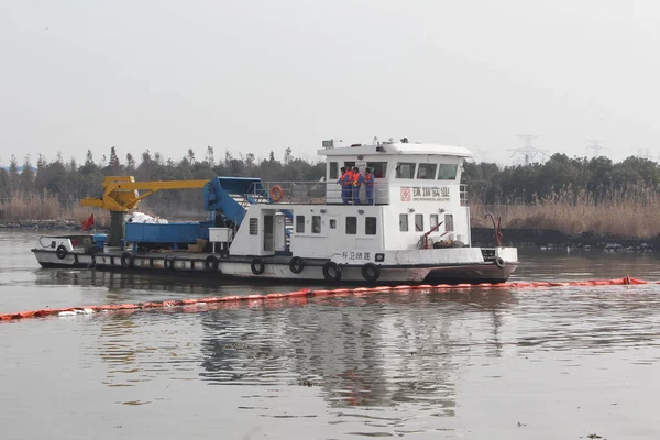 Buque Limpieza Limpia Contaminantes Río Contaminado Con Químicos Ciudad Zhujing — Foto de Stock