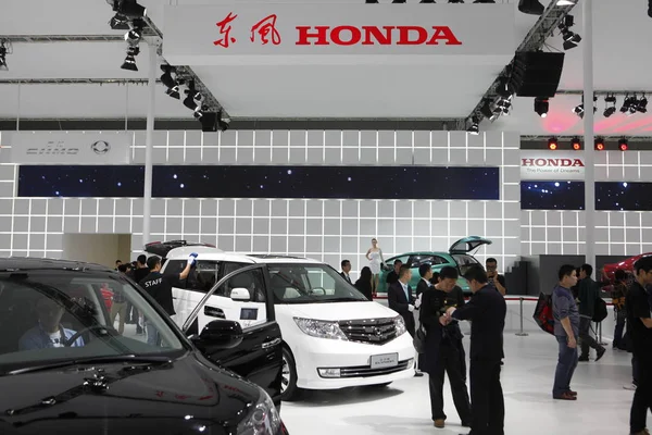 Файл Відвідувачів Дивляться Honda Автомобілі Під Час Китай Гуанчжоу Міжнародний — стокове фото