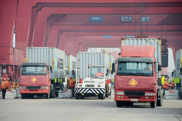 Camiones Transportan Contenedores Puerto Qingdao Ciudad Qingdao Provincia Chinas Shandong — Foto de Stock