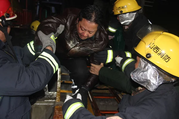 Ένας Τραυματίας Σώζεται Από Ερείπια Κινέζων Διάσωσης Μετά Από Μια — Φωτογραφία Αρχείου