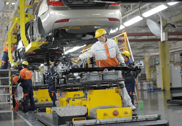 Trabalhadores Chineses Montam Carros Emgrand Linha Montagem Uma Fábrica Automóveis — Fotografia de Stock