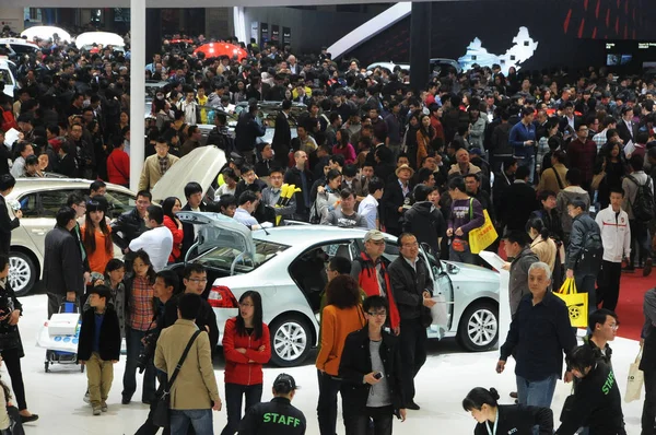 Los Visitantes Agolpan Alrededor Los Automóviles Durante 15ª Exposición Internacional — Foto de Stock