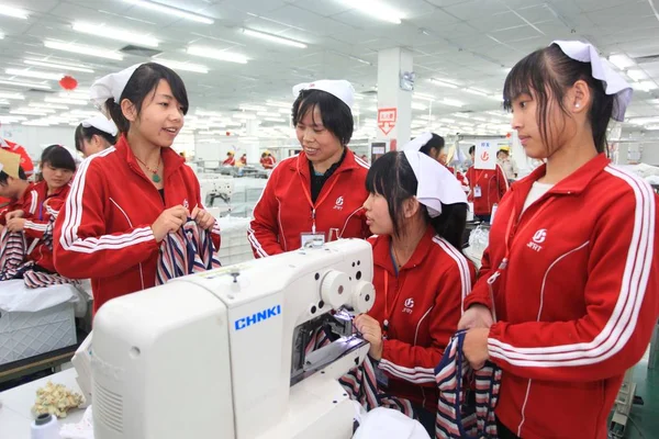 ファイル 中国人労働者は 2012年12月12日 中国東部山東省青島市のJasfeelグループの衣料品工場で話す — ストック写真