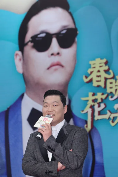 韩国歌手朴在生 Psy 2013年1月31日在中国上海举行的龙特联欢晚会新闻发布会上发表讲话 — 图库照片