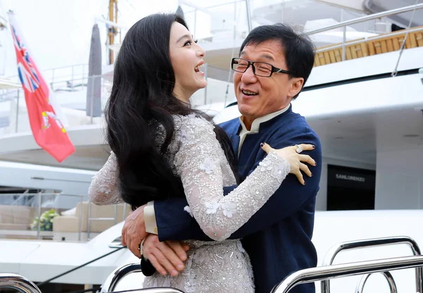 Hong Kong Kungfu Superstar Jackie Chan Right Hugs Chinese Actress — Stock Photo, Image