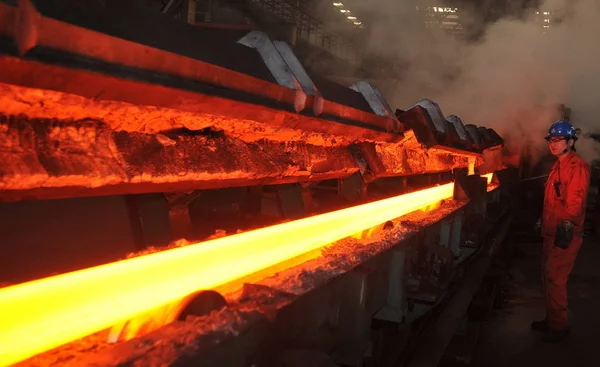 File Chinese Worker Seen Steel Plant Dalian Northeast Chinas Liaoning — Stock Photo, Image