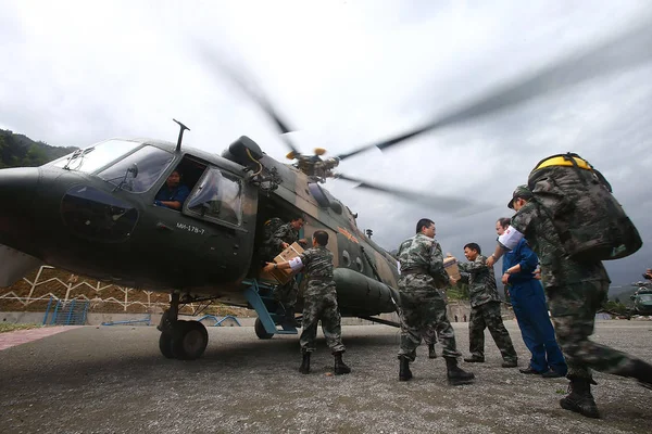 Żołnierze Generała Szpital Chengdu Polecenia Załadować Towar Relief Helikopter Lotnisku — Zdjęcie stockowe