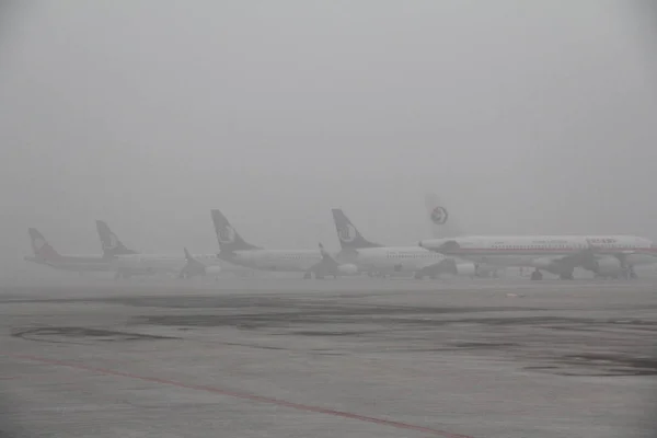 Самолеты Замечены Сильном Смог После Рейсы Задержаны Международном Аэропорту Циндао — стоковое фото