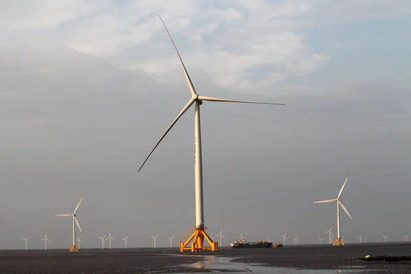 2012年10月7日江蘇省東中国南東市近郊の洋上風力発電所で風力発電機が始動 — ストック写真