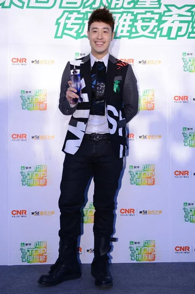 台湾歌手潘海飞在2013年4月25日于中国北京举行的音乐电台中国顶级排行榜颁奖典礼后台 与他的香港和台湾最佳男歌手奖杯合影 — 图库照片