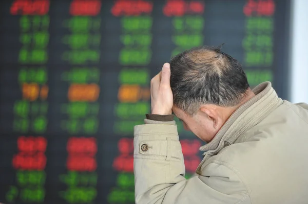 Китайские Инвесторы Смотрят Цены Акций Брокерского Дома Городе Фуян Провинция — стоковое фото