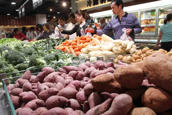 Les Acheteurs Chinois Achètent Des Légumes Dans Supermarché Xuchang Province — Photo