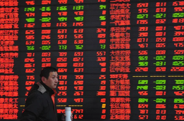 中国の投資家は Fuyang 東中国安徽州の株式仲買家で株式の価格を見て 価格上昇のための赤 月2013 — ストック写真