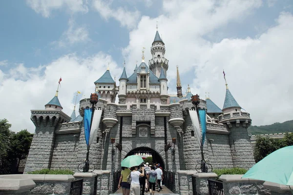 Turisté Navštěvují Hrad Hongkongském Disneylandu Hongkongu Číně Června 2012 — Stock fotografie