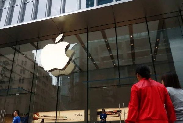 Los Peatones Pasan Por Una Tienda Autorizada Apple Shanghái China — Foto de Stock
