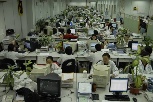 Jóvenes Trabajadores Chinos Operan Computadoras Escritorio Oficina Una Planta Productos —  Fotos de Stock