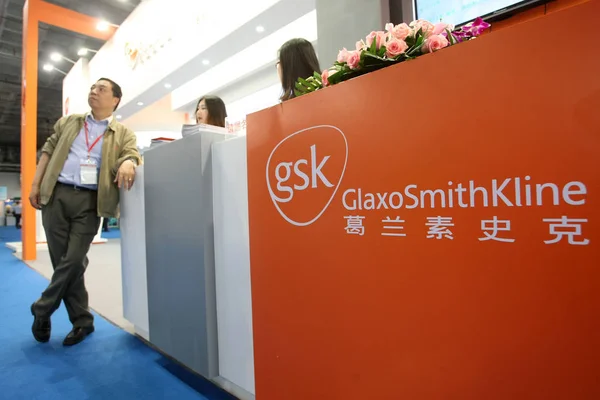 Employees Seen Stand Glaxo Smith Kline First China Shanghai International — Stock Photo, Image