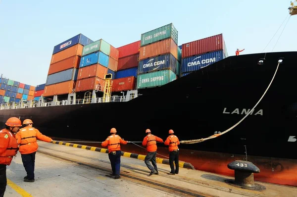 Pekerja Cina Dermaga Kapal Kontainer Pelabuhan Qingdao Kota Qingdao Timur — Stok Foto