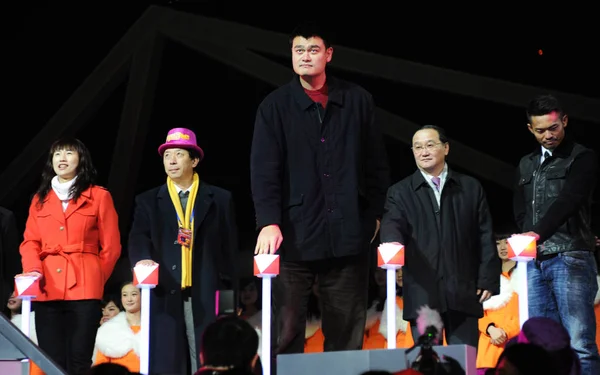 Čínské Basketbalové Superstar Yao Ming Centrum Pózy Ostatními Hosty Během — Stock fotografie