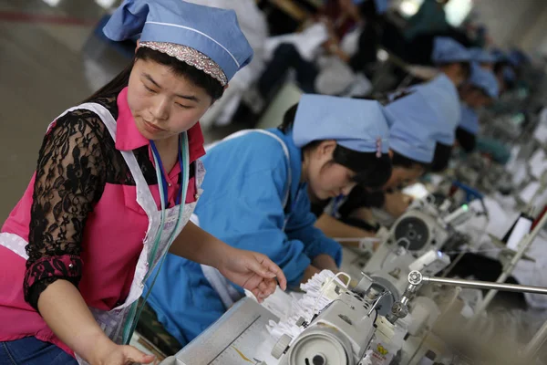 Lavoratrici Cinesi Cuciono Vestiti Esportare Corea Del Sud Una Fabbrica — Foto Stock