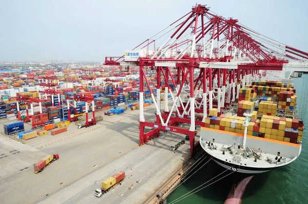 Recipientes São Descarregados Navio Terminal Contêineres Porto Qingdao Cidade Qingdao — Fotografia de Stock