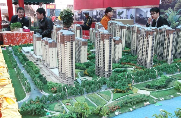 2013年4月5日 在中国河南省中心城市许昌市举行的房地产交易会上 潜在买家查看新房开发的规模模型 — 图库照片