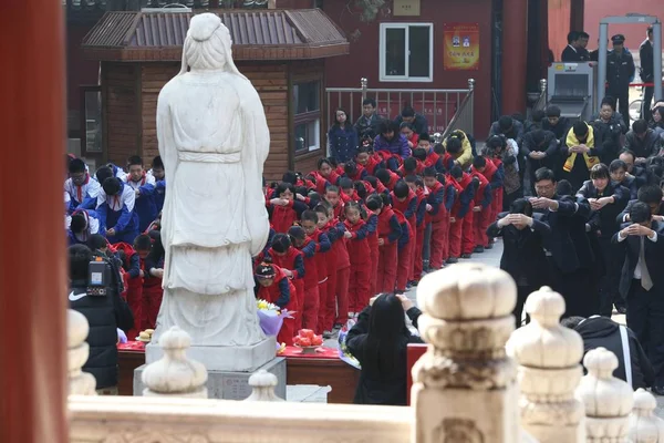 사람들이 Qingming 공자의 조각에 베이징 사원에서 2013 — 스톡 사진