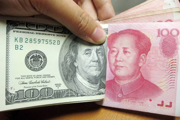 Житель Китая Показывает Юань Доллары Сша Чунцине Китай Ноября 2012 — стоковое фото