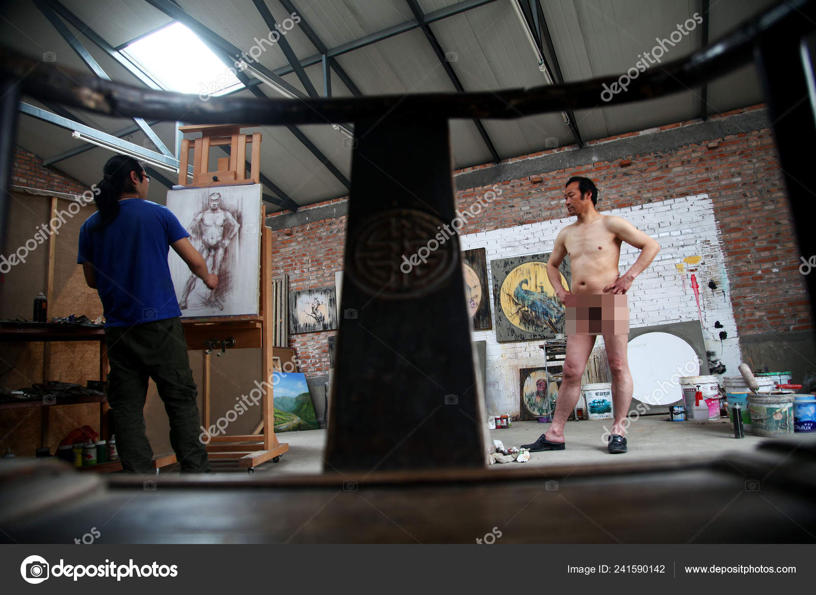 高齢者 中国　ヌード 中国人の父Zhao Changyong 2013年4月16日 中国中部河南省浙州市のアートスタジオでヌードモデルとしてポーズをとります —  ストック編集用写真©ChinaImages#241590142