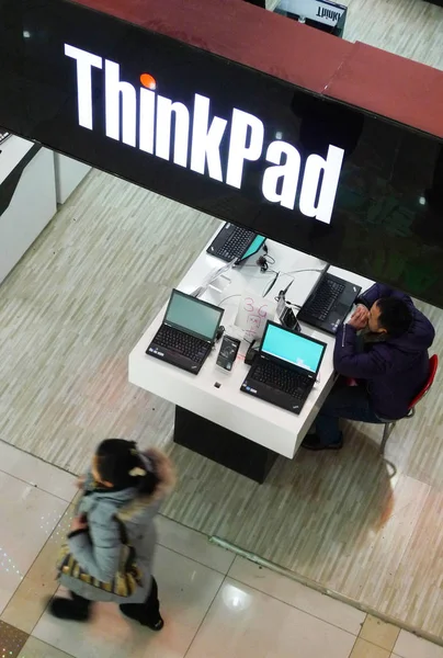 Una Tienda Con Computadoras Thinkpad Chinas Lenovo Group Ltd Tianjin — Foto de Stock