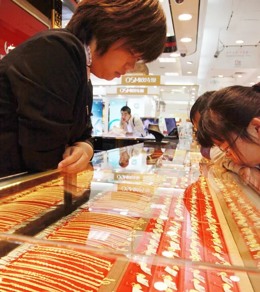 Des Clients Chinois Achètent Des Ornements Dans Une Boutique Nanjing — Photo