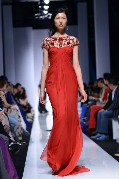 モデルは中国 北京市に忠商事ファッションショー中に新しい創造を表示されます 2013 — ストック写真
