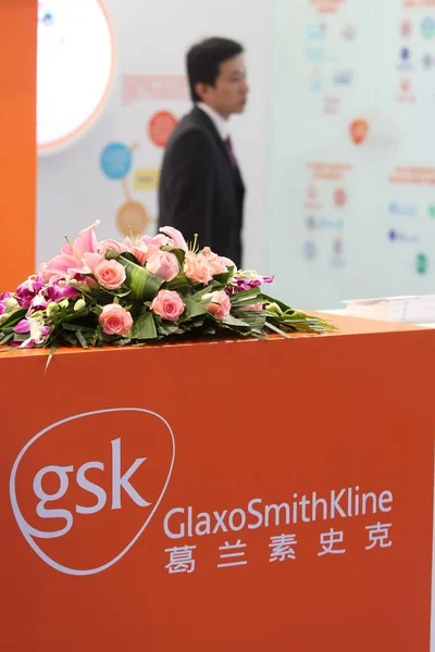 Visitor Walks Stand Glaxo Smith Kline First China Shanghai International — Stock Photo, Image