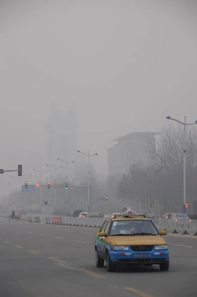 Coches Viajan Una Carretera Niebla Pesada Ciudad Binzhou Provincia Chinas — Foto de Stock