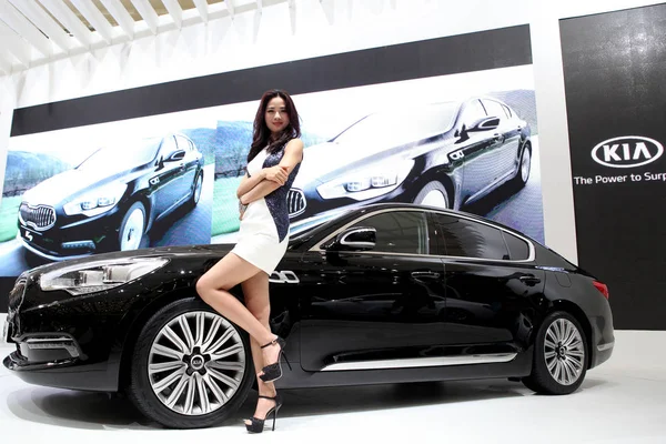 Modelo Posa Com Kia Durante 15Th Shanghai International Automobile Industry — Fotografia de Stock