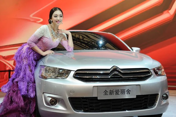 Chinees Model Cao Yang Vormt Met Een Citroen Elysee Tijdens — Stockfoto