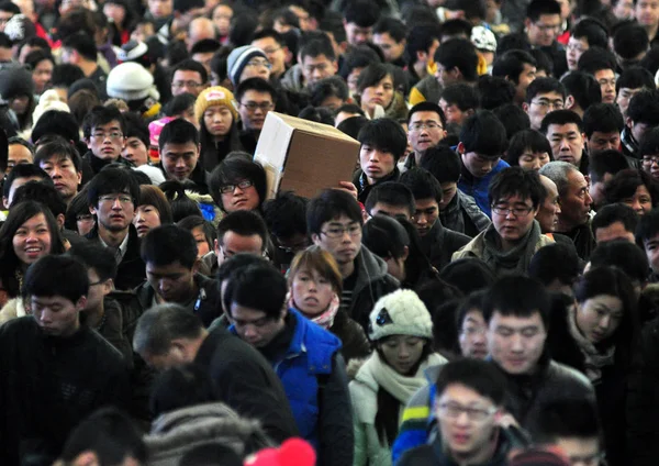 Толпа Китайских Пассажиров Обратном Пути Весенний Фестиваль Китайский Новый Год — стоковое фото